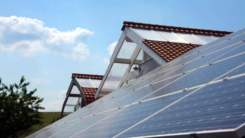 Photovoltaik-Anlage auf dem Dach des Treffpunkt E