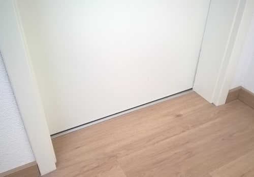 Montage Innent&uuml;ren: Eingebaute wei&szlig;e Innent&uuml;r mit Sockelleiste auf hellem Bodenbelag.